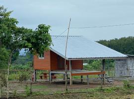 บ่อแก้วโฮมสเตย์, hotel in Phupha Man
