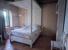 Suite indépendante avec salle de bain à la campagne