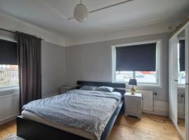 Rymlig lägenhet I hjärtat av Lindesberg 95kvm, hotell i Lindesberg