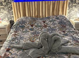 Maison atypique 5 couchages ,2 lits doubles et un lit simple ! avec un grand terrain !animaux bienvenus !wifi netflix écran plat 4k, Hotel in Les Forges