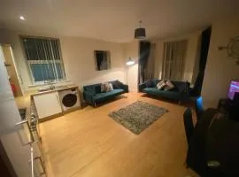 vancouver place 10 min from city center and close to all shops OVER 25 ONLY kids with adults allowed