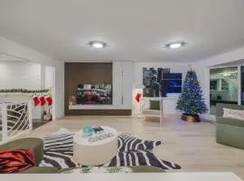 Board Games, King Bed, Cocoa Bar, & Firewood!