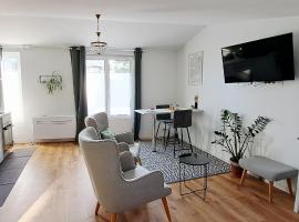 La porte Bleue - appartement juste rénové - très propre - grand confort - lumineux - calme - centre historique, хотел в Ниор