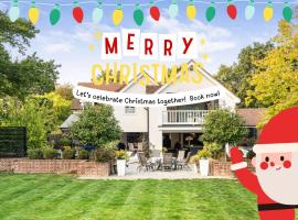 Mayrose House - 6BR 4BATH Luxe Spacious Retreat, hotel in Takeley