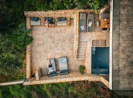 Gialova Hills - Luxury Villa with Private Pool, Garden & Seaview, hotel a Gialova