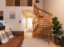Warm Nordic Townhouse with Sauna & Forest Views，位于Rovaniemi的酒店