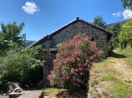 Maison rurale au cœur des Cévennes Ardéchoises, hotel em Dompnac