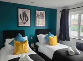 Silver Crest - Modern 4 Bedroom Detached House - Free Private Parking - Located in Quiet Neighbourhood - Easy access to City Centre and Motorways