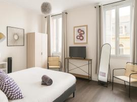 Centre ville - cosy appartement - sous les parapluies, hotel v Grasse