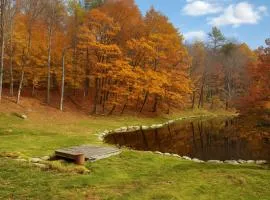 Vermont Private Suite- Hot Tub, Patio, Firepit, River & Ponds