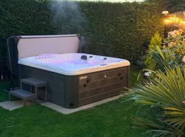 Allt Mor Retreat with Hot Tub، فندق مع أحواض استحمام ساخنة في كينلوك رانوتش