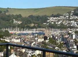 Dartmouth, 10 minute walk to Harbour, Amazing Water & Valley Views, Beautiful 5 Bedroom, Sleeps 9
