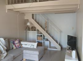 Espacios únicos en una amplia casa a metros de una laguna natural, ξενοδοχείο σε Trelew