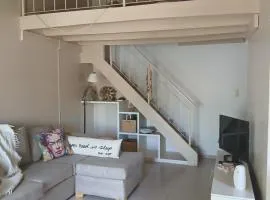 Espacios únicos en una amplia casa a metros de una laguna natural