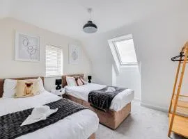 Detached House in Brooklands - Prime Location - Driveway Parking, Self-Check-In, Fast WiFi and Smart TV by Yoko Property
