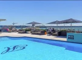 City life Skytower view With Swimming pools & Suna Family Retreat