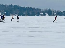 Charming Winter Cottage Retreat with Scenic Snow Views، فندق في Colborne