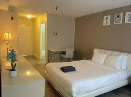 Beverly Hills Apart with En-Suite Bath c12