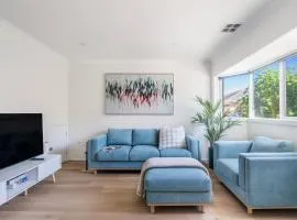 Foreshore Escape - Beachside Comfort near Dining