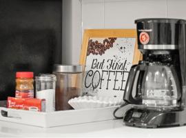 2 bed Suburban Oasis in Surrey, hotel din Surrey