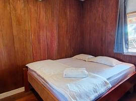 Likat Surf House, hotel v destinaci Tua Pejat