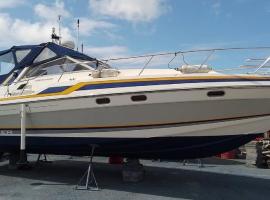 Sunseeker ZERO 6 - a Sunseeker San Remo 33، فندق في Saint Peter Port