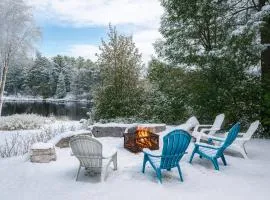 Lakefront Muskoka Cottage with Fire Pit and BBQ