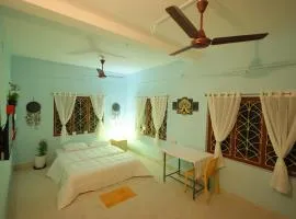Thulir Homestay - Studio & Lounge