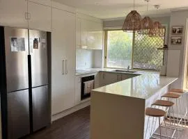 Sunset Views, 5 Mins to Beaches, Quirky Retreat