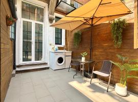 Private Garden Courtyard in Shanghai Old Villa Near City Center Nanjing West Road Metro Station, vila v Šanghaji