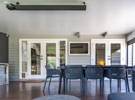 5min to CBD and Sleeps 9 with Spa and EV charger, hotel in Quarry Hill