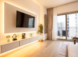 Chic Studio l Waters Edge l Top Location in Yas island l Canal view with Balcony l Free Parking l Near Yas Mall l F1 Yas Island l Sea world, overnatningssted med k&oslash;kken i Abu Dhabi