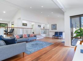 'Treetops On The Bay - Water Views' by HolidayCo, hotel in Hardys Bay