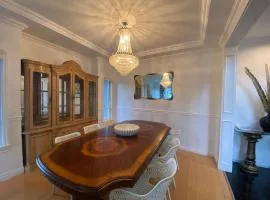 5 Minutes away from Edmonds Station! Ideal location for all events & attractions