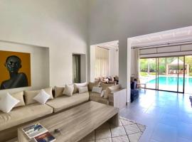 Luxueuse villa avec piscine et magnifique jardin, hotel a Gzoula