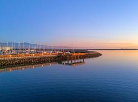 The Coastal Retreat Scenic Harbor Ocean Views Walk to Beach Restaurants โรงแรมในEl Granada