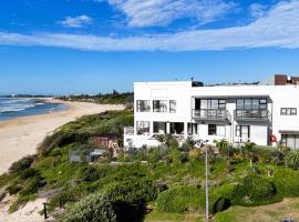 On the Beach Guesthouse Jeffreys Bay, hotel di Jeffreys Bay