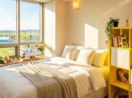 Cozy - Bright Studio, Hotel in Incheon