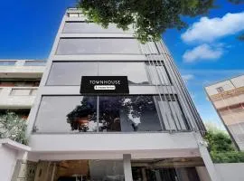 Super Townhouse Preet Vihar Metro Station