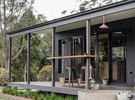 Riverfront Luxury Stay Tiny House Sauna and Bath, hotel in Old Bar