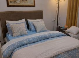 Central glow apartment, hotel i Larisa