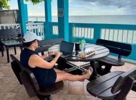 Ocean Breeze Terrace 1st Floor Sleeps 6 Beach Walk, hotel in Guanaiibo