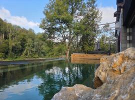 Maison au bord de la rivière - 18 lits - jacuzzi - piscine, hotel v destinaci Esneux