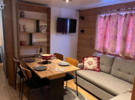 Mobil home au cœur des montagnes, hotel en Verchaix