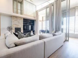 Stylish 3-Bedroom Penthouse with Hot Tub, Fireplace & Mountain Views