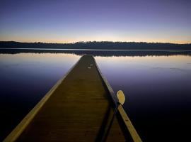 Jerrinja - Absolute waterfront with jetty - 5 mins to Hyams Beach, hotel a Erowal Bay