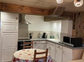 Le repaire de l'horloger، فندق في Maîche