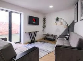 2 Bedroom Spacious Apartment, Free Parking, WiFi