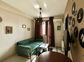 Уютная и светлая квартира с видом на горы, Hotel in Tiflis