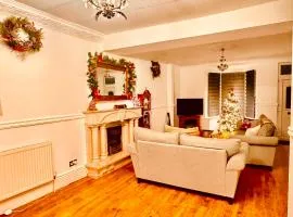 Luxury 5-Bed Home in Nicholson, Close to Sheffield City Centre, Jacuzzi, BBQ, Parking & Wi-Fi, Sleeps 10